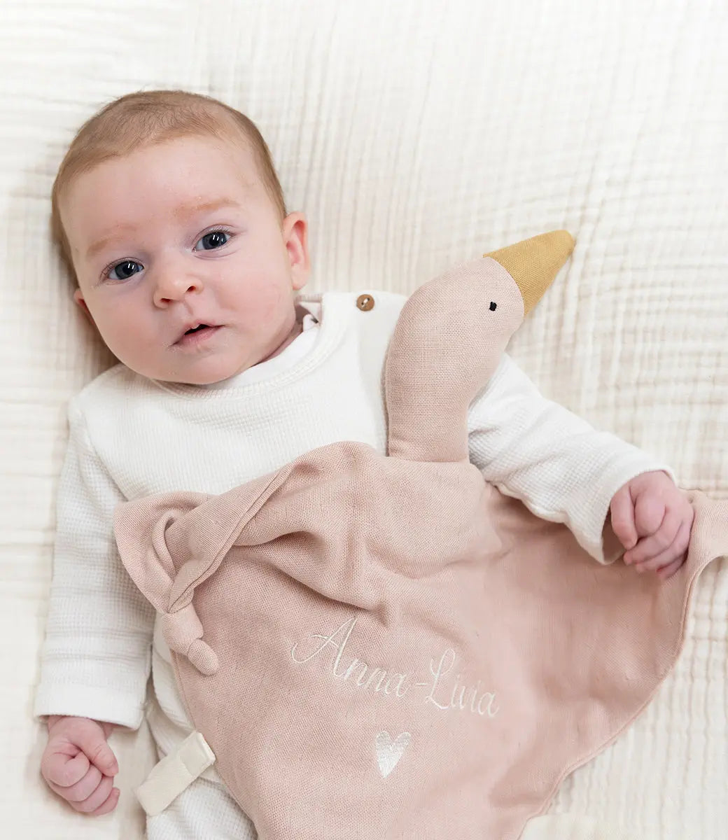 Cuddle goose incl. naam borduren // Bliki - Misty rose Saga Copenhagen