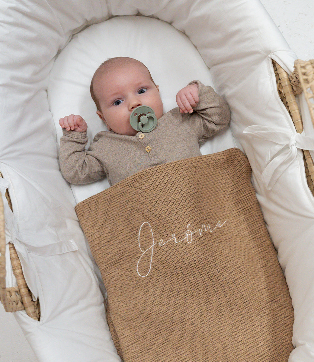 Babydeken incl. naam borduren // Basic knit - Biscuit