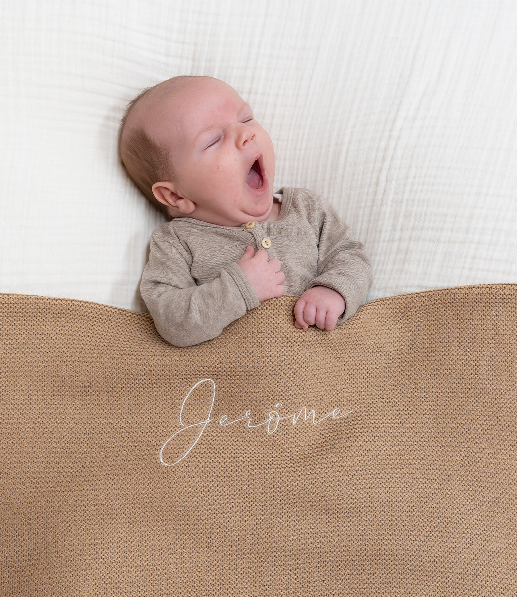 Babydeken incl. naam borduren // Basic knit - Biscuit