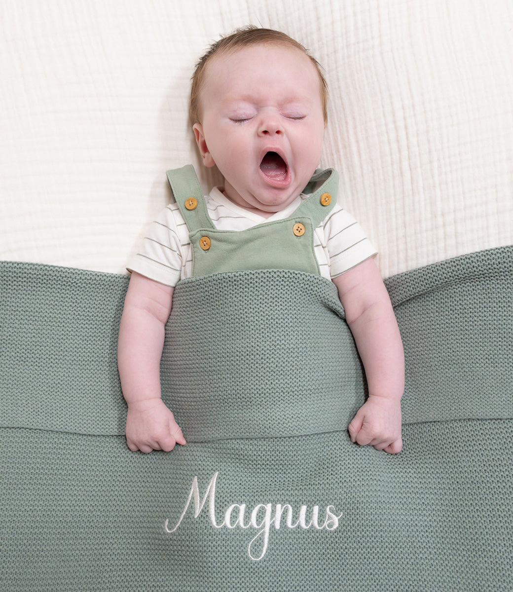 Babydeken incl. naam borduren // Basic knit - Forest green