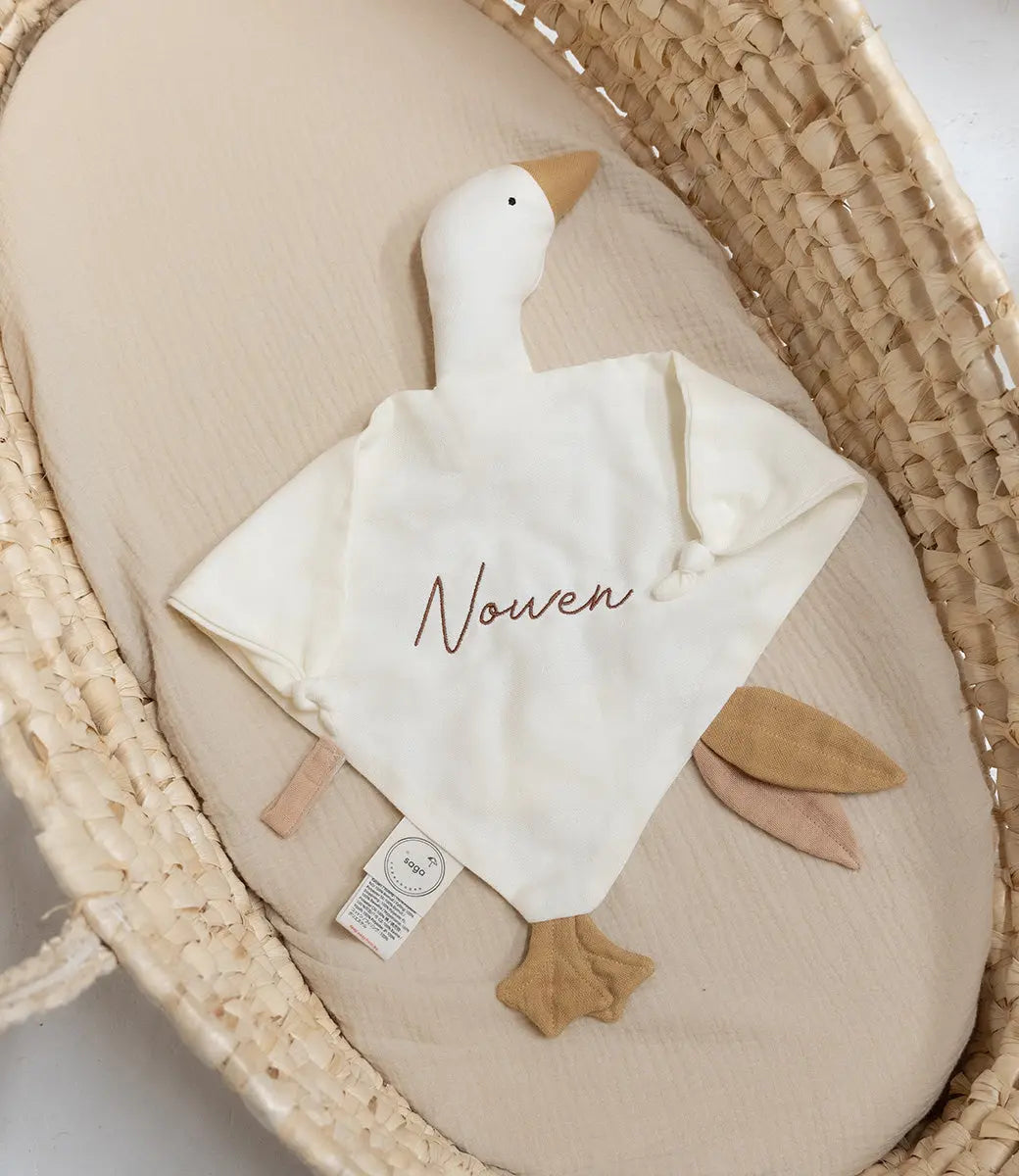 Cuddle goose incl. borduren met naam // Bliki - cream Saga Copenhagen