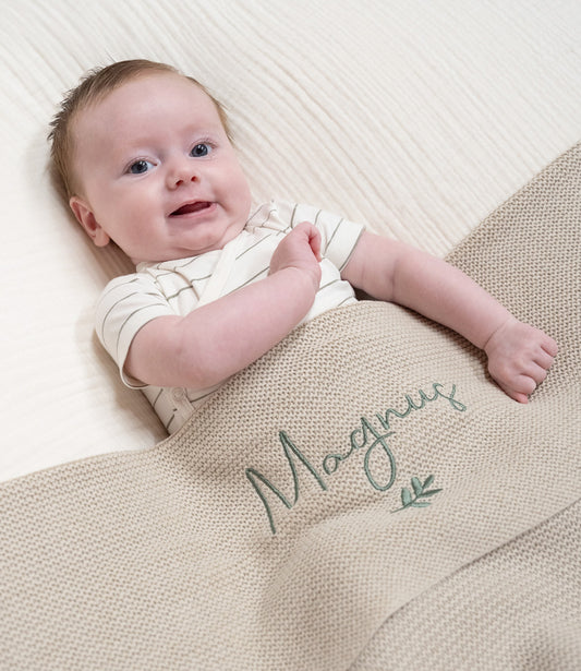 Babydeken incl. naam borduren // Basic knit - Nougat