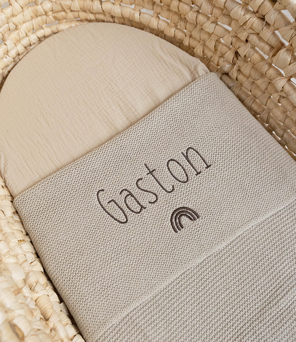 Babydeken incl. naam borduren // Basic knit - Nougat