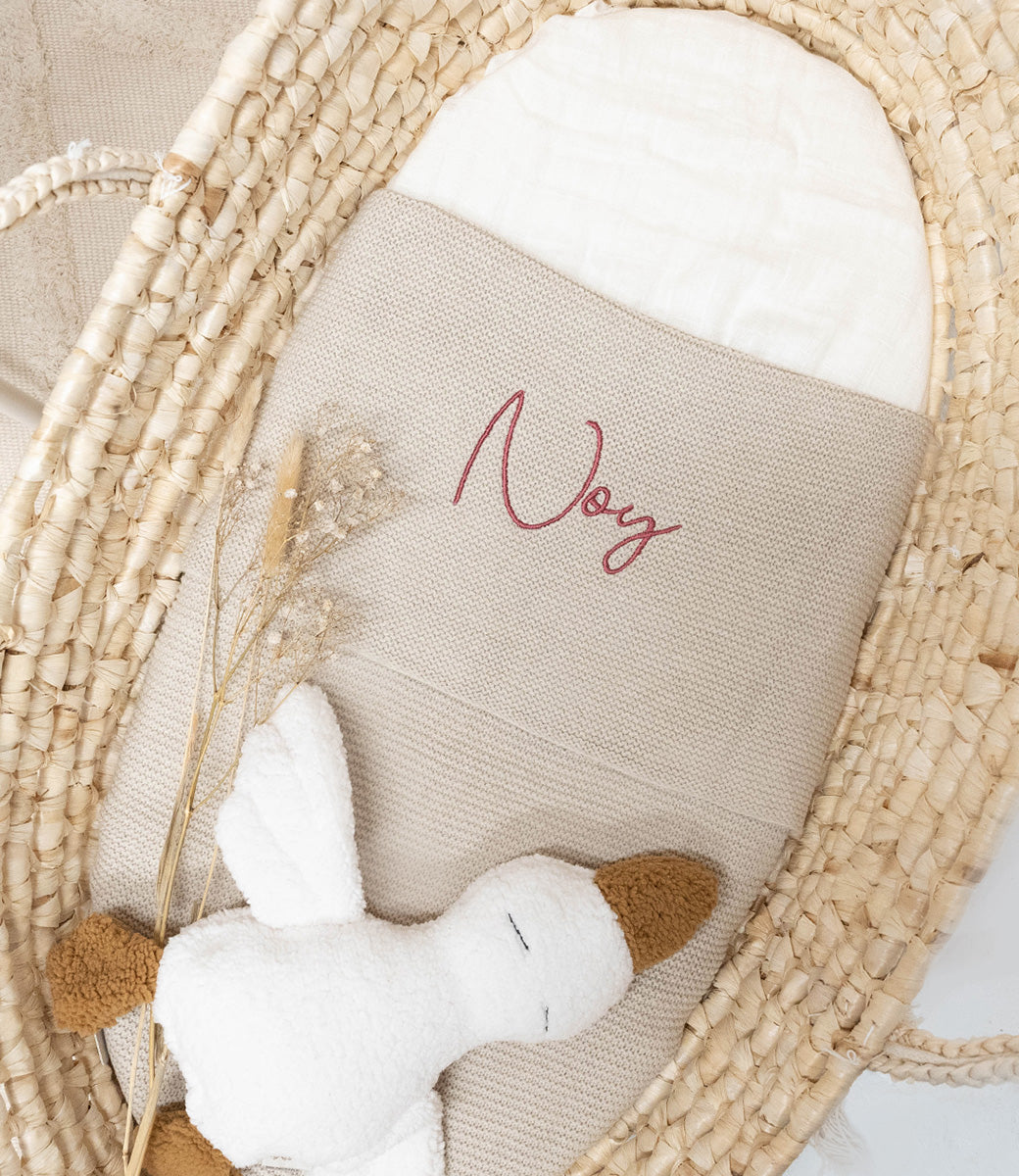 Babydeken incl. naam borduren // Basic knit - Nougat