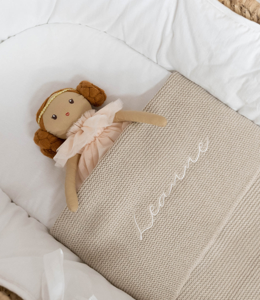 Babydeken incl. naam borduren // Basic knit - Nougat