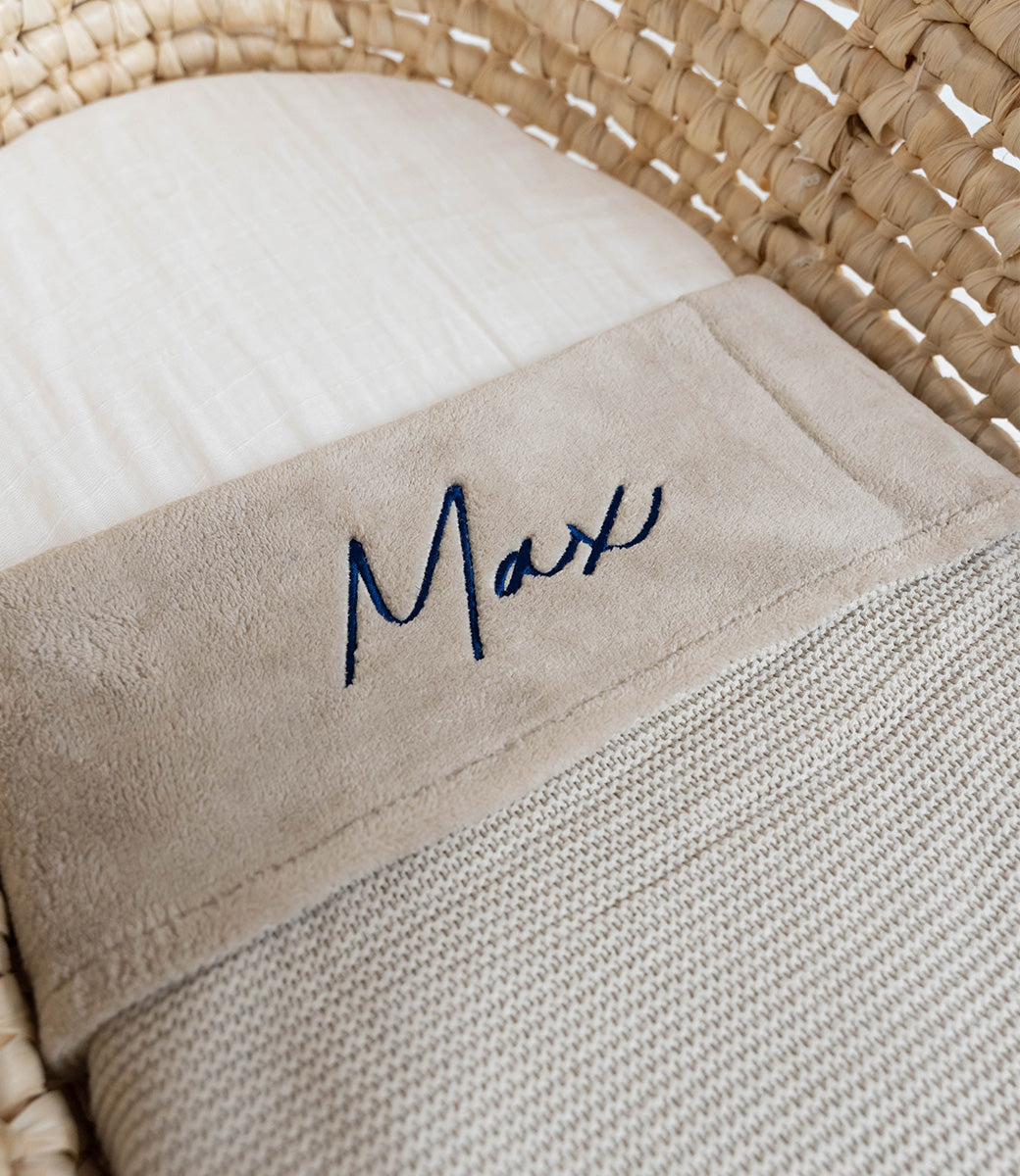 Winter deken incl. naam borduren // fleece basic knit - Nougat