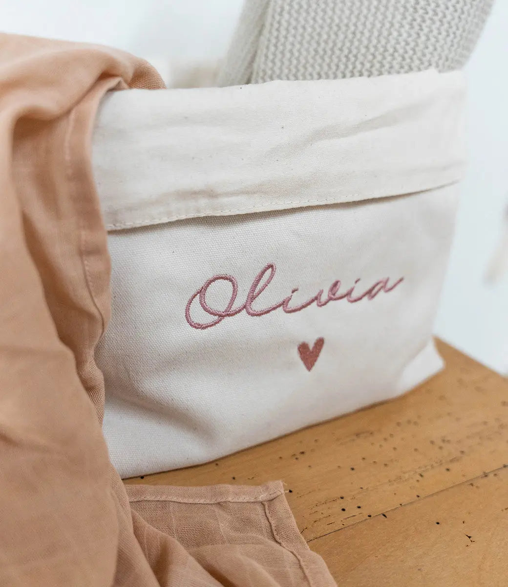 Opbergmandje // geborduurd met naam World of Mina