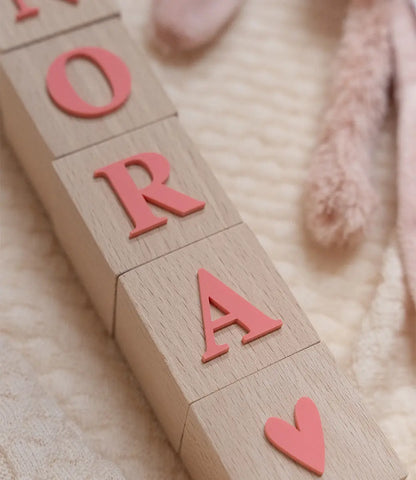 Houten naamblokken // Times 3D - Framboos World of Mina