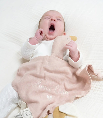 Cuddle goose incl. naam borduren // Bliki - Misty rose Saga Copenhagen