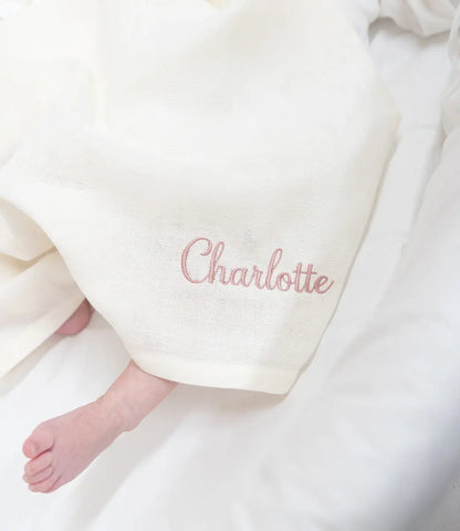 Hydrofiele doek  // Cream - geborduurd met naam SAGA Copenhagen