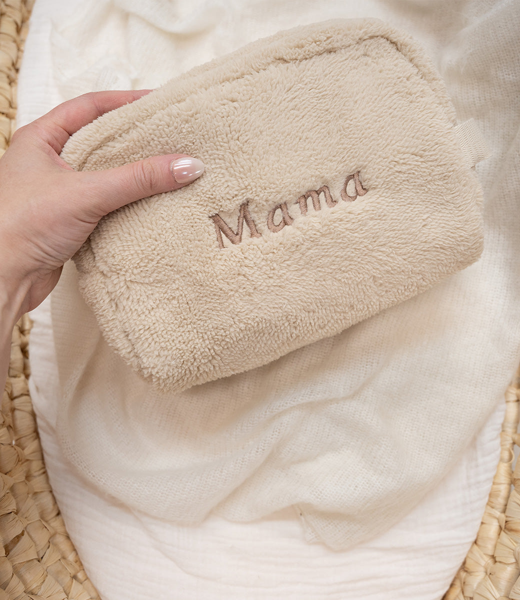 Jollein toilettas in zacht fluffy zand met geborduurd woord Mama in
oudbruin