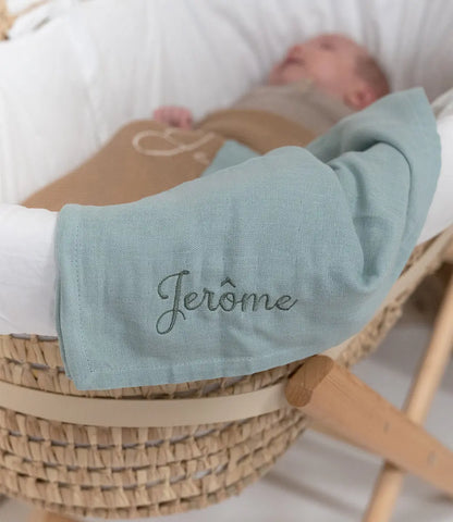 Hydrofiele doek  // Dusty green - geborduurd met naam SAGA Copenhagen