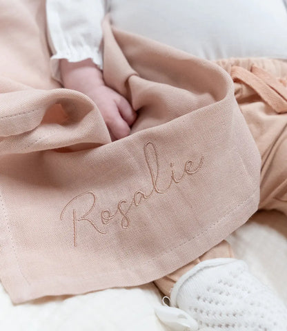 Hydrofiele doek  // Misty rose - geborduurd met naam SAGA Copenhagen