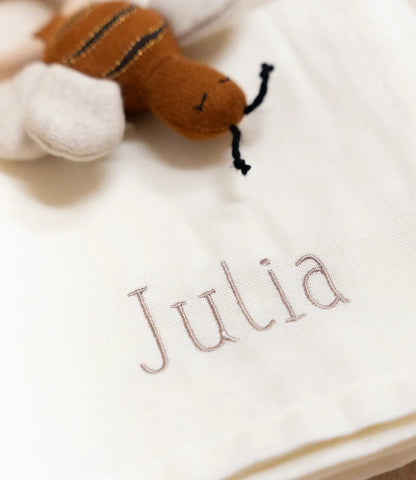 Hydrofiele doek  // Cream - geborduurd met naam SAGA Copenhagen