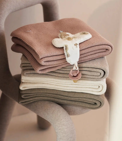 Babydeken incl. naam borduren // Basic knit - Wild rose Jollein