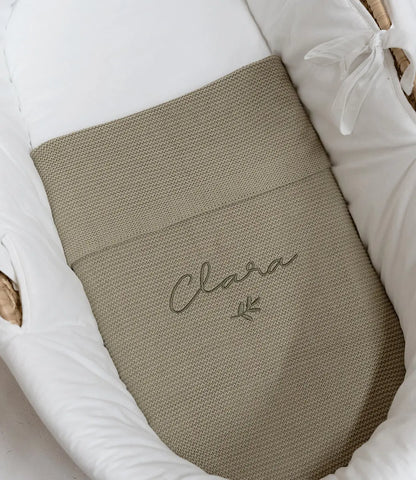 Babydeken incl. naam borduren // Basic knit - Olive green Jollein