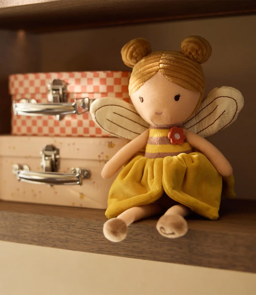 Jollein knuffel Bee Lily, bijenelfje van 32 cm met okergeel velours rokje
en crème vleugeltjes