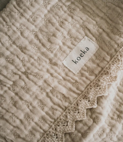 Wiegdeken incl. naam borduren // Lace elba - naturel Koeka