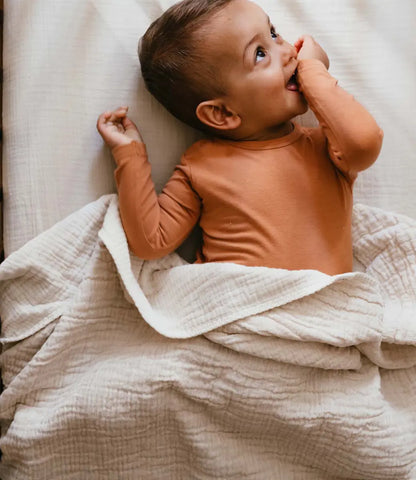 Wiegdeken incl. naam borduren // Rivoli - warm white Koeka