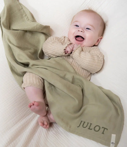 Hydrofiele doek  // green tea - geborduurd met naam SAGA Copenhagen