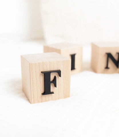 Houten naamblokken // Times 3D - zwart World of Mina