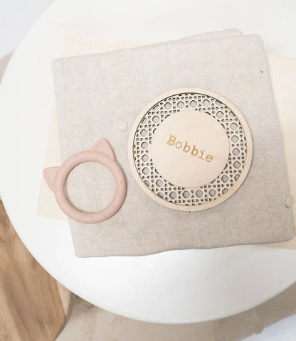 Rond rotan houten bordje // met naam World of Mina